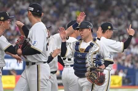 ロッテに連勝し、ナインとタッチを交わす福永（右手前）＝撮影・高部洋祐