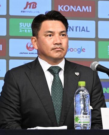 野球日本代表監督の就任記者会見に臨む井口資仁さん