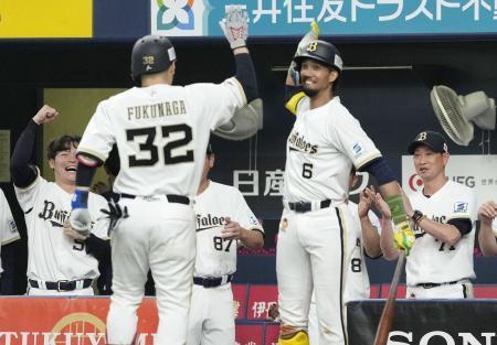 　７回、勝ち越しの本塁打を放った福永（３２）を迎える岸田監督（右端）とオリックスナイン＝京セラドーム