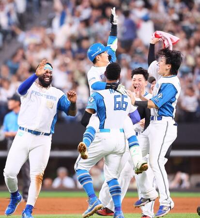 ９回、サヨナラ打を放ち、ナインから手荒く祝福される奈良間（中央）＝撮影・中島達哉