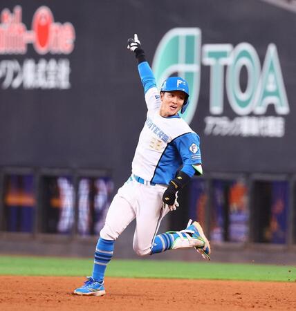 ９回、サヨナラ打を放ち、指を突き上げる奈良間（撮影・中島達哉）