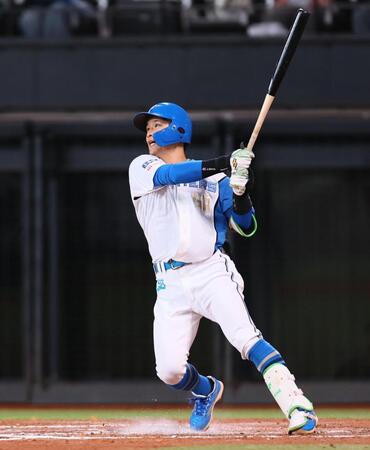 ７回、同点犠飛を放つ代打・奈良間（撮影・中島達哉）