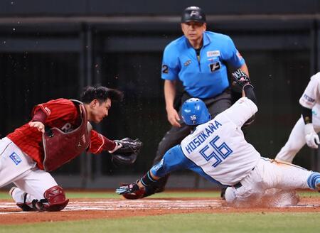 ７回、代打・奈良間の同点犠飛で生還した三走・細川（撮影・中島達哉）