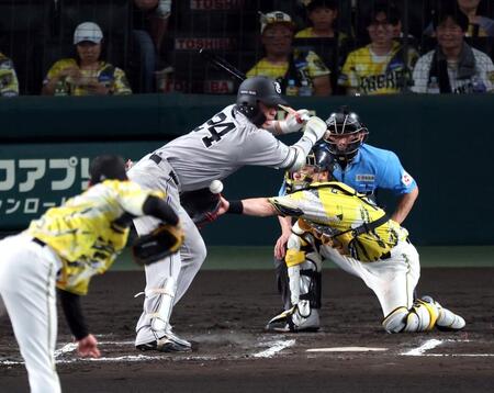 ７回、死球を受ける大城（投手・及川、捕手・伏見）＝撮影・山口登