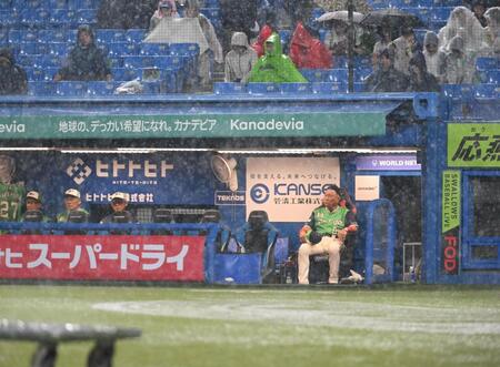 １０回、雨で試合が中断しベンチで再開を待つ池山監督（右端）＝撮影・開出牧