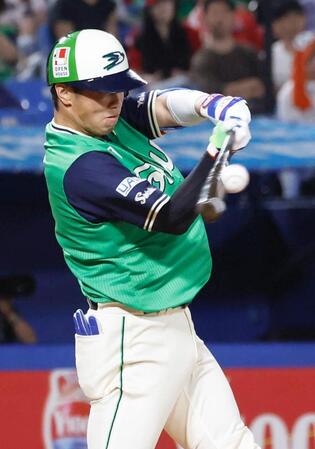 １０回、代打古賀がサヨナラの右犠飛を放つ
