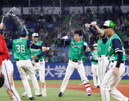 １０回、サヨナラの右犠飛を放ち、祝福を受ける古賀（２）