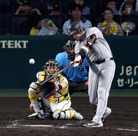 ４回、中越えに同点ソロを放つダルベック（撮影・山口登）