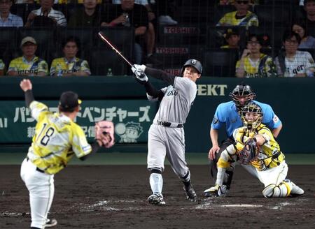 ４回、右越えに勝ち越し適時二塁打を放つ佐々木（撮影・山口登）
