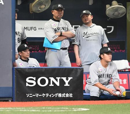 ８回、ベンチでたたずむサブロー監督（左手前）＝撮影・高部洋祐