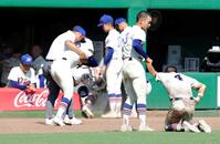 　決勝進出ならず、ガックリと引き揚げる神戸国際大付ナイン
