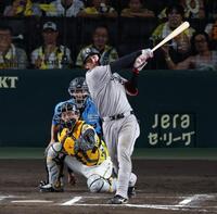 １０回、左越えに２ランを放つ小浜（撮影・山口登）