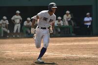 ４回、安打を放ち一塁へ激走する天理・関村偉千陽