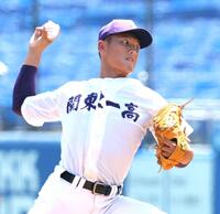 準決勝で力投する関東第一・高橋友朔（撮影・西岡正）