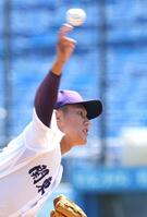 準決勝で力投する関東第一・高橋友朔（撮影・西岡正）