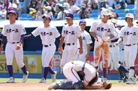 ７回、サヨナラ勝ちにベンチを飛び出す関東第一ナイン（撮影・西岡正）