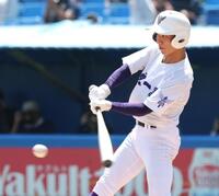６回、右前適時打を放つ関東第一・成合瑛二郎（撮影・西岡正）
