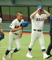盛岡大付の柳葉一路主将。右は関口清治監督＝１７日