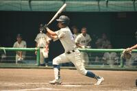 ４回、７点目となる適時打を放つ奈良大付・角田雄星