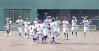 １５年ぶり８度目の甲子園出場を決めた八幡商ナイン（撮影・中田匡峻）