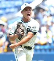 ６回、併殺打でピンチをしのぎ、吠える二松学舎大付・川島連十（撮影・西岡正）