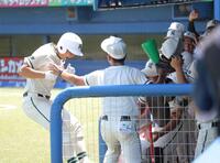 ３回、ソロを放ち、ナインに祝福される二松学舎大付・佐南健生（撮影・西岡正）