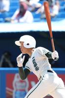 １回、先制三塁打を放つ二松学舎大付・岡野大陽（撮影・西岡正）