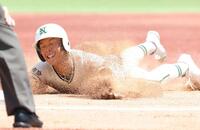 １回、先制三塁打を放ち、ヘッドスライディングする二松学舎大付・岡野大陽（撮影・西岡正）