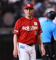 ８回、選手交代を告げる吉井監督＝（撮影・中島達哉）