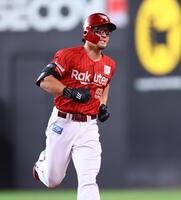 ４回、勝ち越しソロを放ち、ダイヤモンドを回るＹＧ安田（撮影・中島達哉）