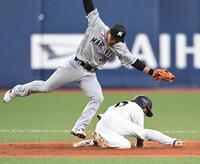 ２回、二盗を決める渡部（下）＝撮影・高部洋祐