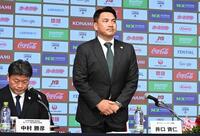 野球日本代表監督の就任記者会見に臨む井口資仁さん