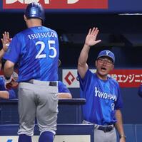 ２回、先制ソロを放った筒香を迎える相川監督　