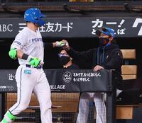 ８回、同点犠飛を放った清宮幸（左）を迎える新庄監督（撮影・中島達哉）