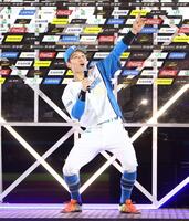 お立ち台でさけぶ奈良間（撮影・中島達哉）