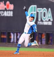 ９回、サヨナラ打を放ち、指を突き上げる奈良間（撮影・中島達哉）
