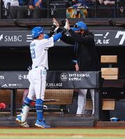 ７回、同点犠飛を放った奈良間（左）をハイタッチで迎える新庄監督（撮影・中島達哉）