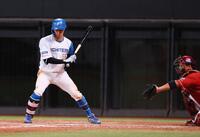 ９回、四球を選ぶ細川（撮影・中島達哉）