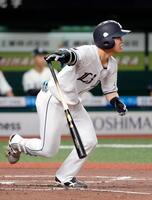２回、滝沢が中前に適時打を放つ