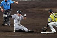 ５回、盗塁を決める笹原（撮影・山口登）