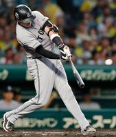 ４回、ダルベックが中越えに本塁打を放つ