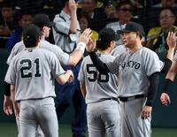 阪神に連勝しナインを迎える橋上秀樹監督代行（撮影・山口登）