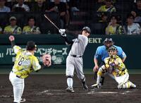 ４回、右越えに勝ち越し適時二塁打を放つ佐々木（撮影・山口登）