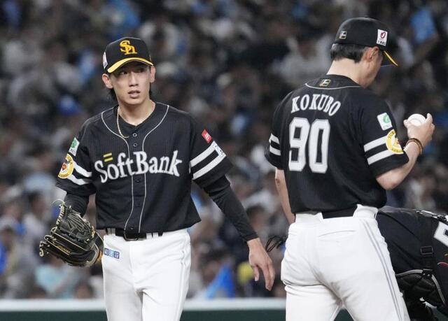　６回途中、降板する大津。右は小久保監督