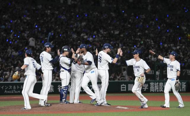 　ソフトバンクに逆転勝利し、タッチを交わす西武ナイン