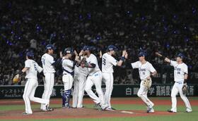 　ソフトバンクに逆転勝利し、タッチを交わす西武ナイン
