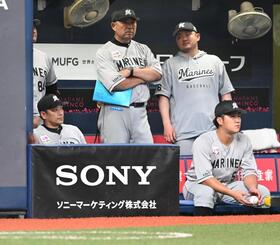 ８回、ベンチでたたずむサブロー監督（左手前）＝撮影・高部洋祐