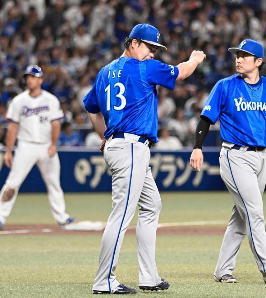 　９回、代打ボスラーに同点三塁打を許す伊勢