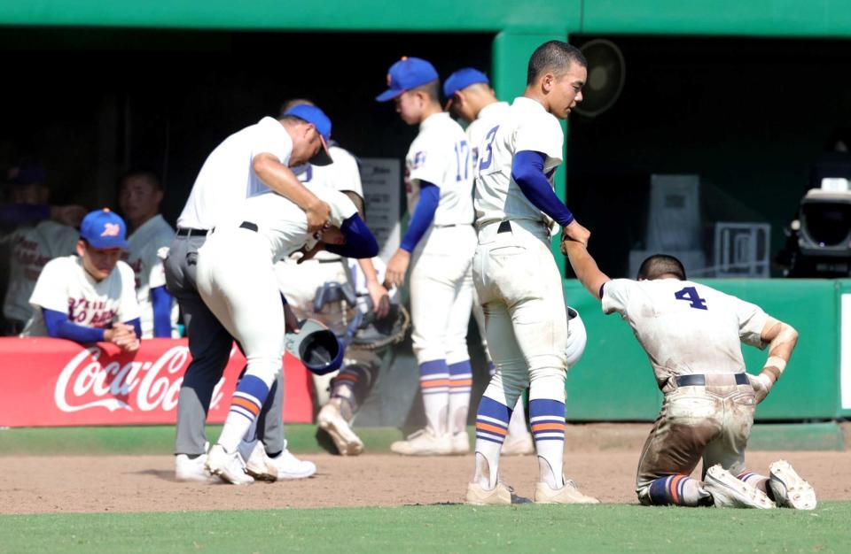 　決勝進出ならず、ガックリと引き揚げる神戸国際大付ナイン