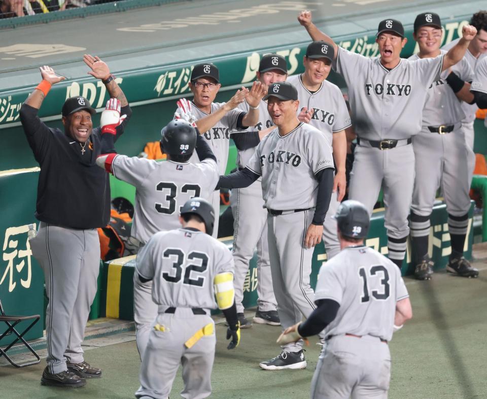 １０回、勝ち越し２ランを放った小浜（左から２人目）を笑顔でを迎える橋上監督代行（中央）ら巨人ナイン（撮影・立川洋一郎）